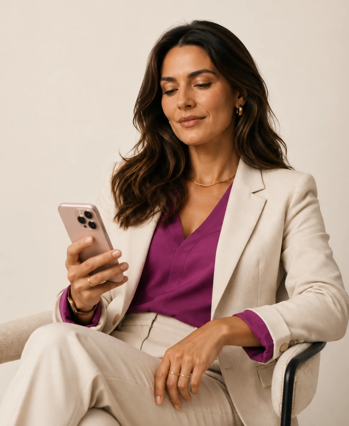 Executiva lendo no celular o aviso de que a matéria da empresa dela está no ar